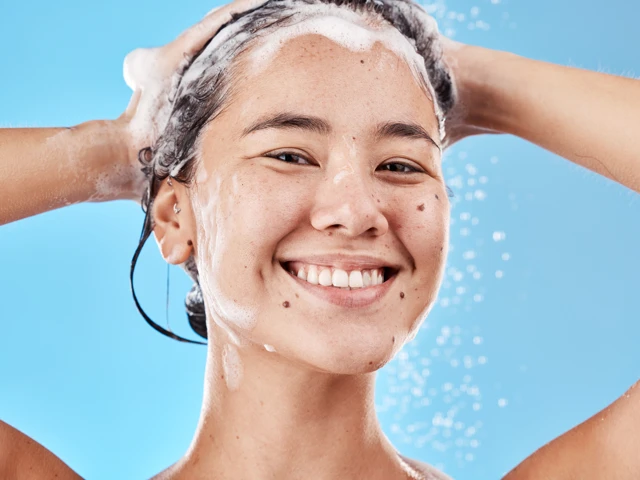 białoskóra kobieta pod prysznicem myjąca włosy szamponem