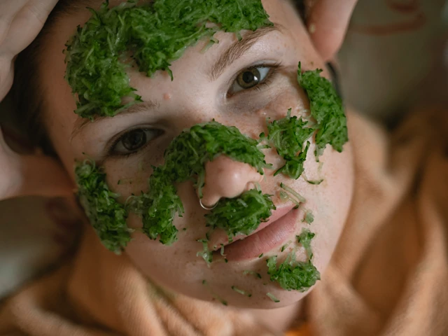 Białoskóra kobieta z kawałkami roślin na twarzy